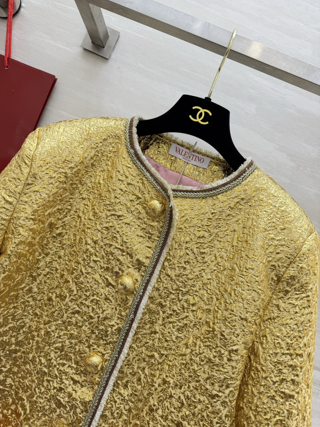 Valentin²⁶鎏金外套|贵气千金专属 整块鎏金肌理面料 自带柔光贵气 光线底下质感绝美 圆领无领版型 精致撞色毛须 Valentin²⁶鎏金外套|贵气千金专属 整块鎏金肌理面料 自带柔光贵气 光线底下质感绝美 圆领无领版型 精致撞色毛须
