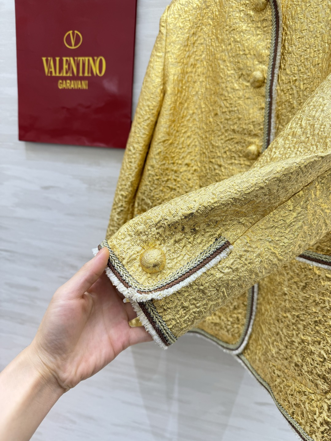 Valentin²⁶鎏金外套|贵气千金专属 整块鎏金肌理面料 自带柔光贵气 光线底下质感绝美 圆领无领版型 精致撞色毛须 Valentin²⁶鎏金外套|贵气千金专属 整块鎏金肌理面料 自带柔光贵气 光线底下质感绝美 圆领无领版型 精致撞色毛须