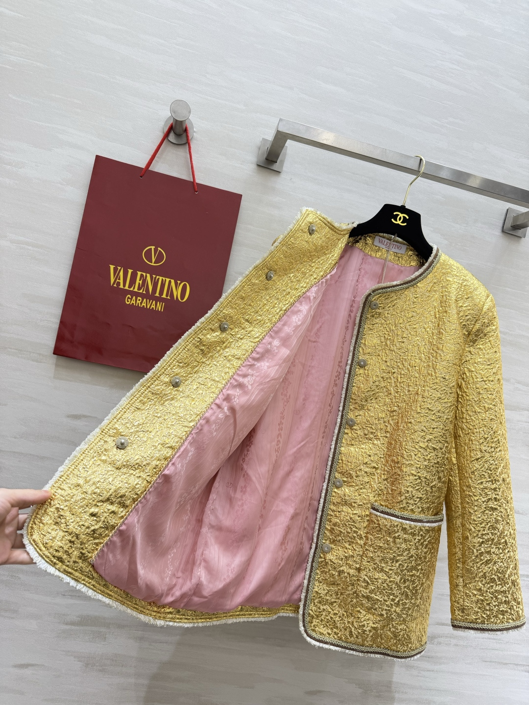 Valentin²⁶鎏金外套|贵气千金专属 整块鎏金肌理面料 自带柔光贵气 光线底下质感绝美 圆领无领版型 精致撞色毛须 Valentin²⁶鎏金外套|贵气千金专属 整块鎏金肌理面料 自带柔光贵气 光线底下质感绝美 圆领无领版型 精致撞色毛须