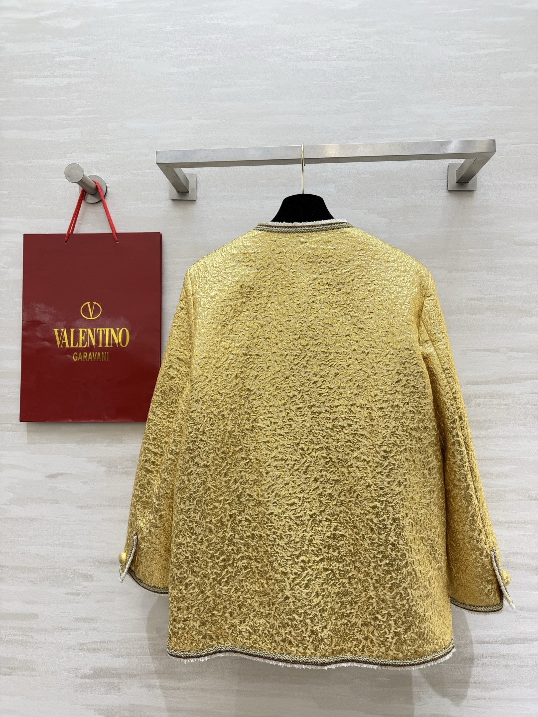 Valentin²⁶鎏金外套|贵气千金专属 整块鎏金肌理面料 自带柔光贵气 光线底下质感绝美 圆领无领版型 精致撞色毛须 Valentin²⁶鎏金外套|贵气千金专属 整块鎏金肌理面料 自带柔光贵气 光线底下质感绝美 圆领无领版型 精致撞色毛须