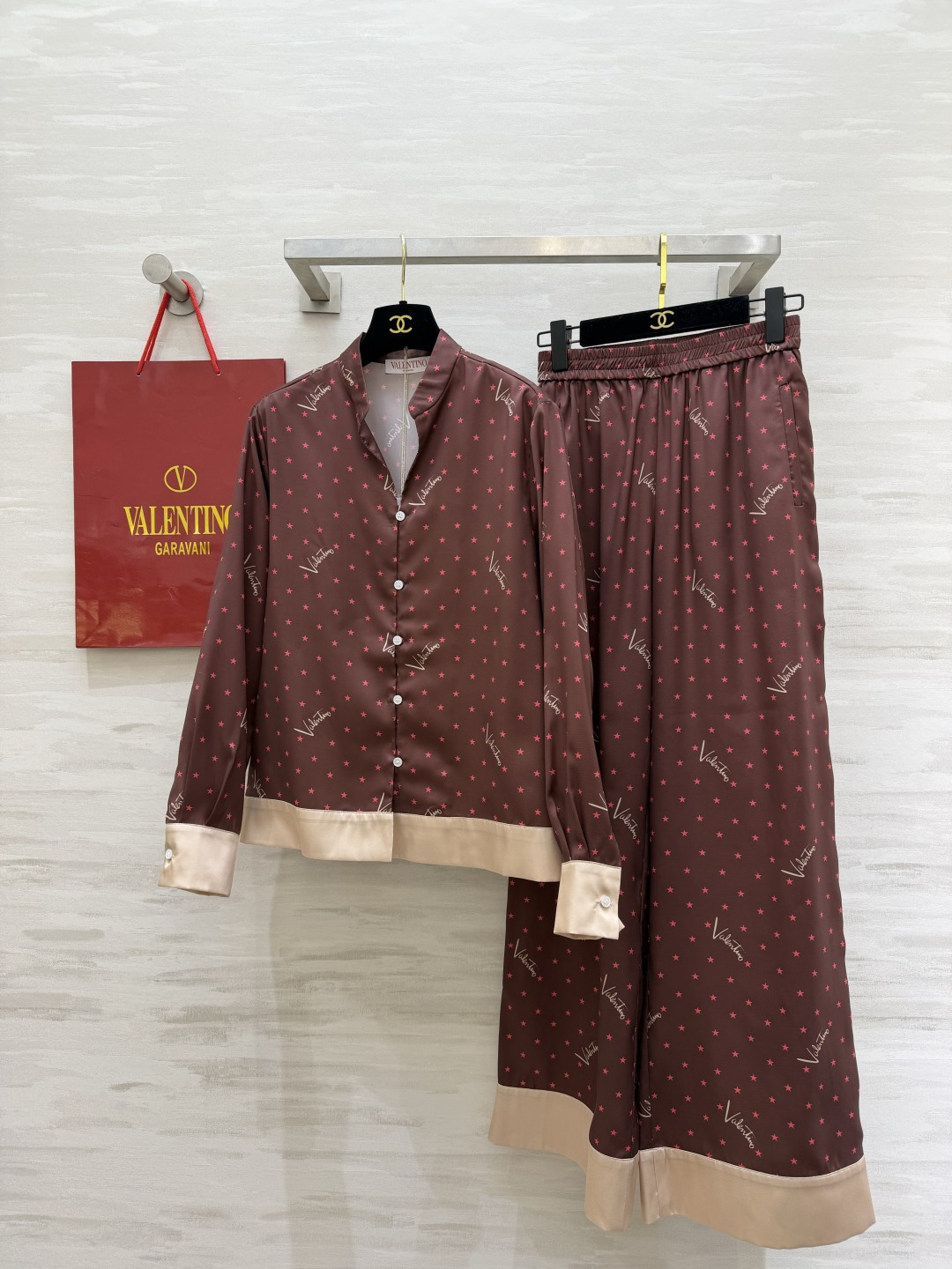 Valentin♡²⁶星星缎面套装|复古焦糖美到心巴 高定醋酸缎面自带柔光质感 丝滑垂顺 上身显贵显气质 复古深棕底色铺 Valentin♡²⁶星星缎面套装|复古焦糖美到心巴 高定醋酸缎面自带柔光质感 丝滑垂顺 上身显贵显气质 复古深棕底色铺