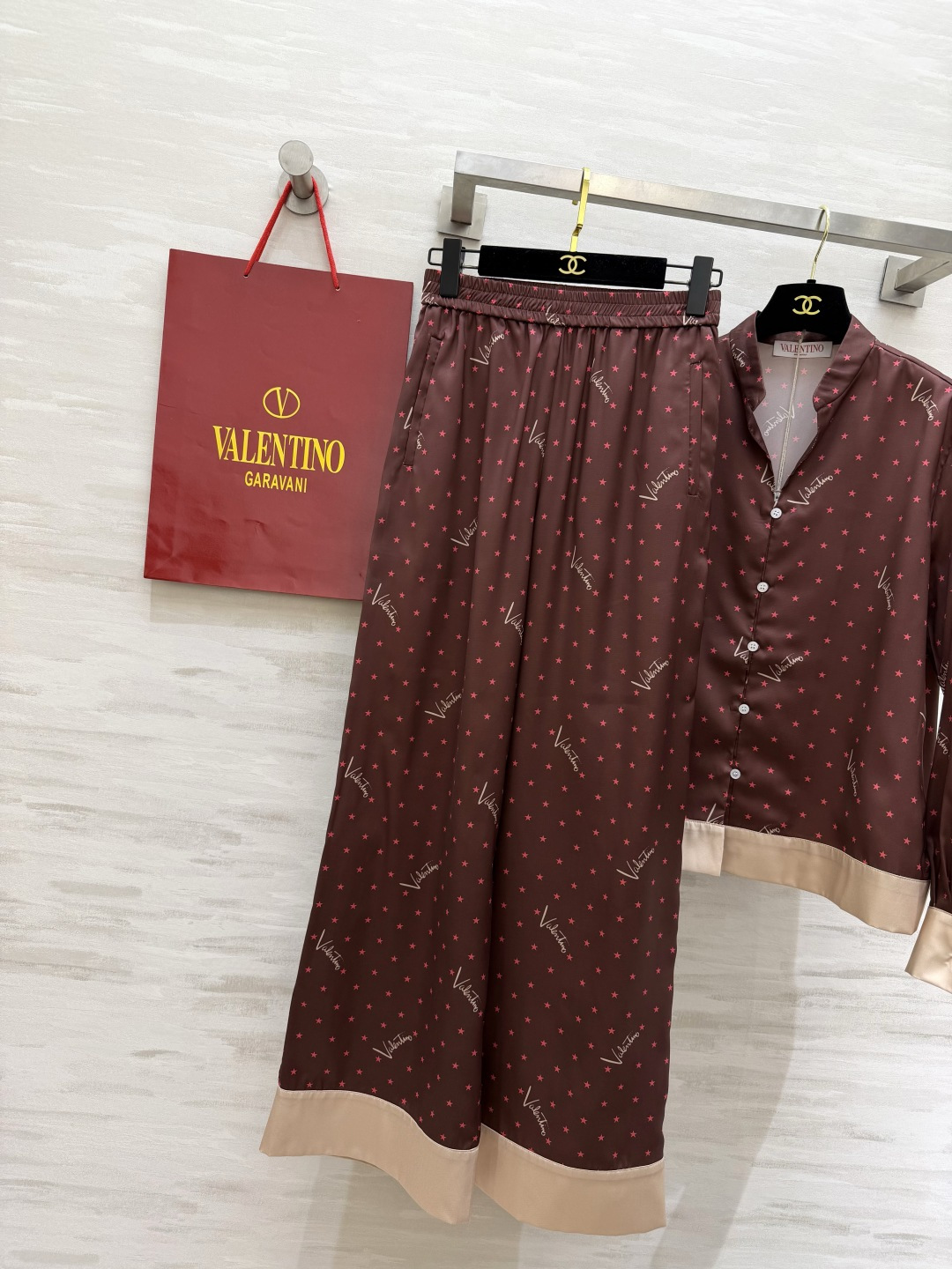 Valentin♡²⁶星星缎面套装|复古焦糖美到心巴 高定醋酸缎面自带柔光质感 丝滑垂顺 上身显贵显气质 复古深棕底色铺 Valentin♡²⁶星星缎面套装|复古焦糖美到心巴 高定醋酸缎面自带柔光质感 丝滑垂顺 上身显贵显气质 复古深棕底色铺