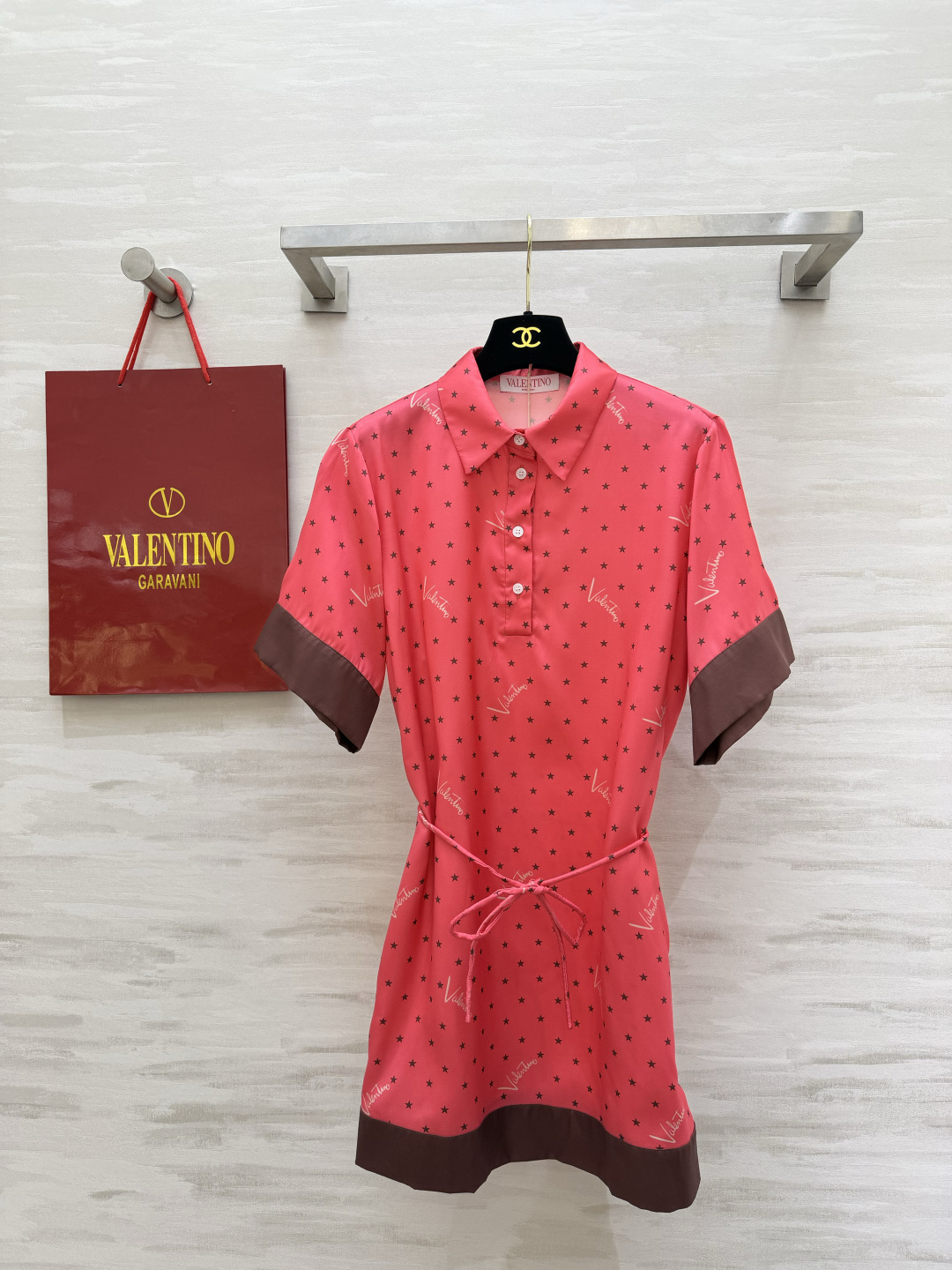 Valentin♡²⁶星星缎面polo连衣裙|元气蜜桃粉太显白甄选柔滑缎面 自带细腻柔光 垂坠透气 元气蜜桃粉底色满印黑 Valentin♡²⁶星星缎面polo连衣裙|元气蜜桃粉太显白甄选柔滑缎面 自带细腻柔光 垂坠透气 元气蜜桃粉底色满印黑