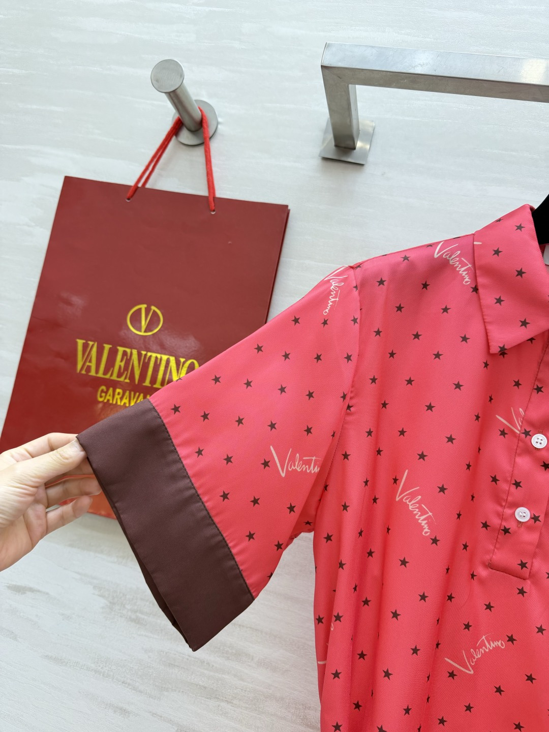 Valentin♡²⁶星星缎面polo连衣裙|元气蜜桃粉太显白甄选柔滑缎面 自带细腻柔光 垂坠透气 元气蜜桃粉底色满印黑 Valentin♡²⁶星星缎面polo连衣裙|元气蜜桃粉太显白甄选柔滑缎面 自带细腻柔光 垂坠透气 元气蜜桃粉底色满印黑