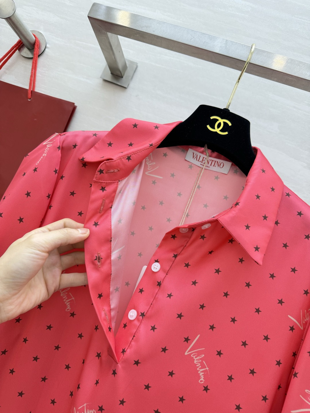 Valentin♡²⁶星星缎面polo连衣裙|元气蜜桃粉太显白甄选柔滑缎面 自带细腻柔光 垂坠透气 元气蜜桃粉底色满印黑 Valentin♡²⁶星星缎面polo连衣裙|元气蜜桃粉太显白甄选柔滑缎面 自带细腻柔光 垂坠透气 元气蜜桃粉底色满印黑