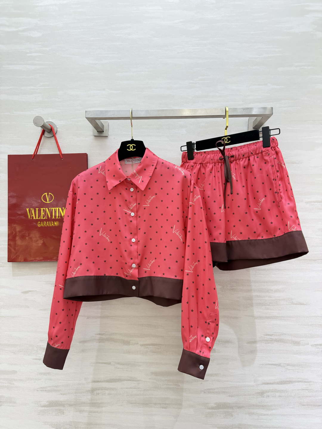Valentin♡²⁶蜜桃星星缎面短款套装｜甜妹天花板高支缎面料 自带细腻柔光 丝滑亲肤！元气蜜桃粉满印黑星 手写品牌l