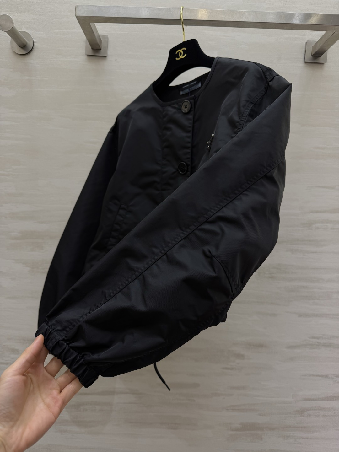Prad♡²⁶黑色尼龙短款夹克外套 经典金属三角标 防水尼龙面料 抽绳下摆 束口袖 高腰显比例 拉链纽扣双门襟 双侧口袋