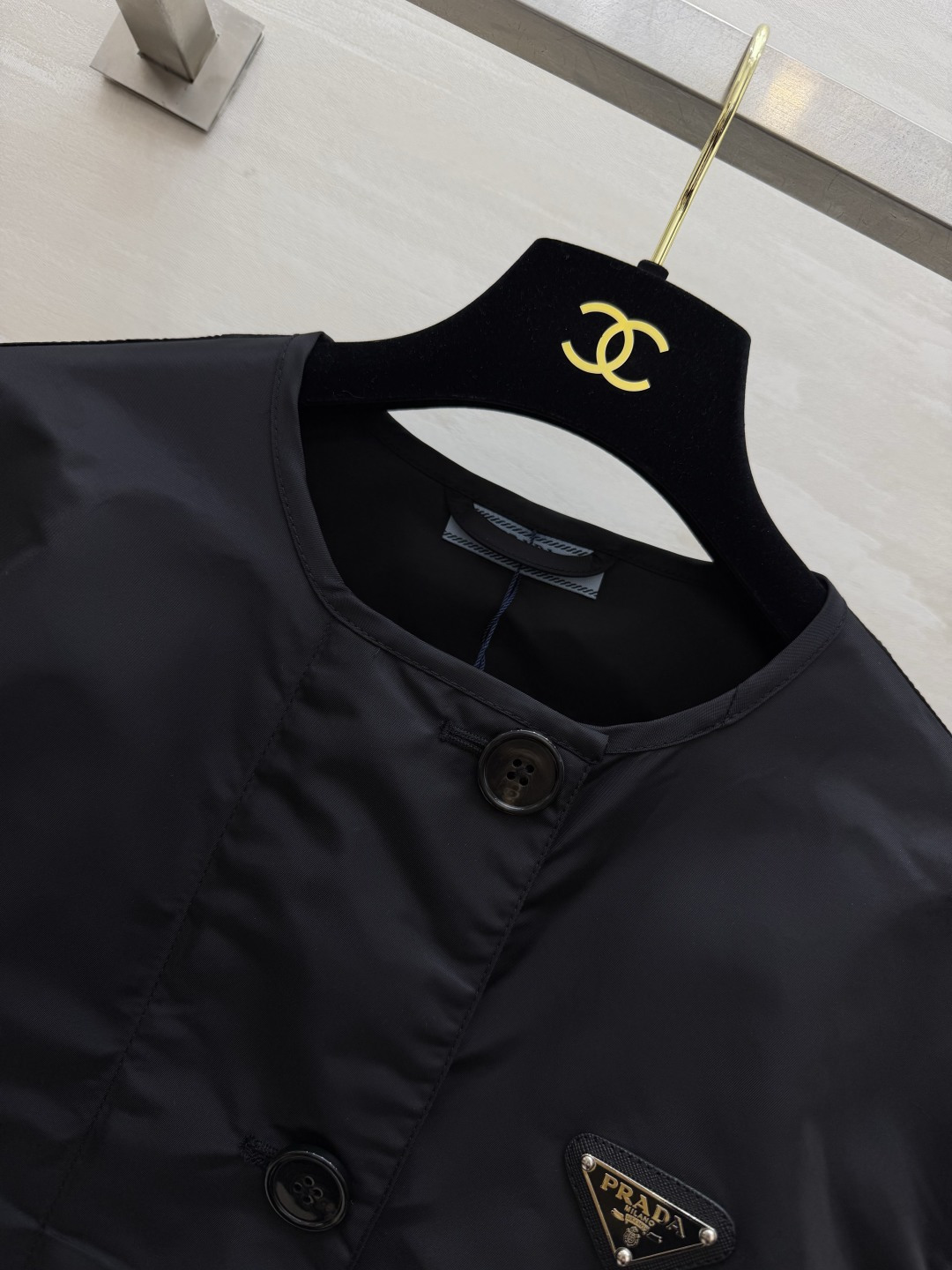 Prad♡²⁶黑色尼龙短款夹克外套 经典金属三角标 防水尼龙面料 抽绳下摆 束口袖 高腰显比例 拉链纽扣双门襟 双侧口袋