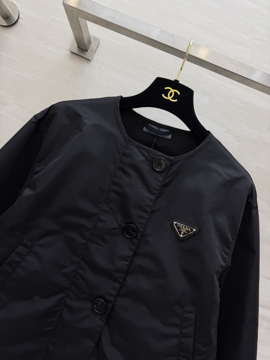 Prad♡²⁶黑色尼龙短款夹克外套 经典金属三角标 防水尼龙面料 抽绳下摆 束口袖 高腰显比例 拉链纽扣双门襟 双侧口袋