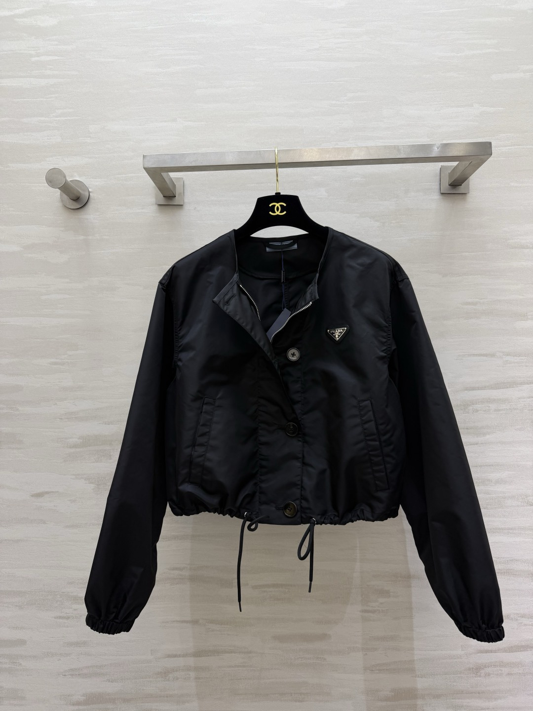 Prad♡²⁶黑色尼龙短款夹克外套 经典金属三角标 防水尼龙面料 抽绳下摆 束口袖 高腰显比例 拉链纽扣双门襟 双侧口袋