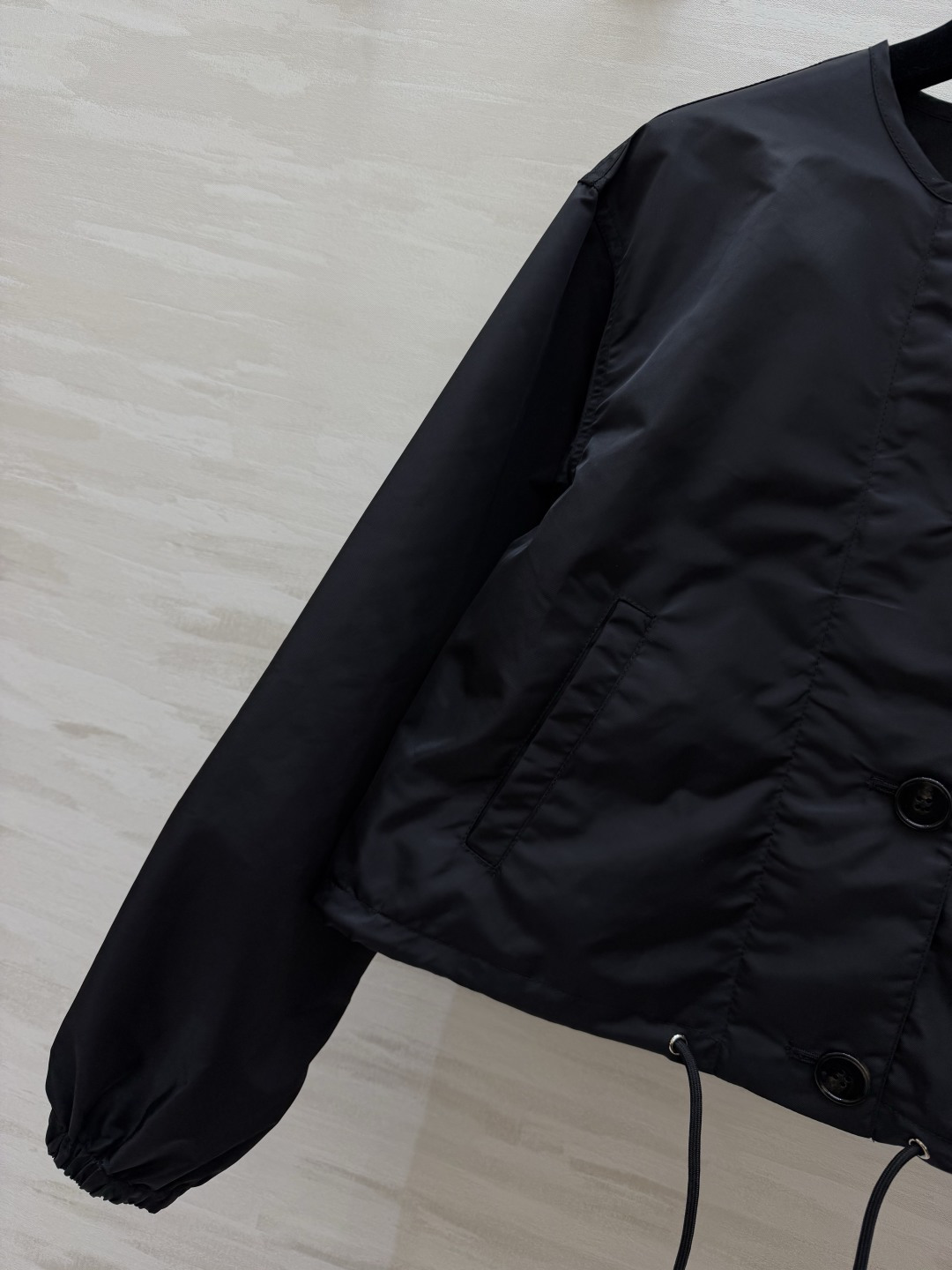 Prad♡²⁶黑色尼龙短款夹克外套 经典金属三角标 防水尼龙面料 抽绳下摆 束口袖 高腰显比例 拉链纽扣双门襟 双侧口袋
