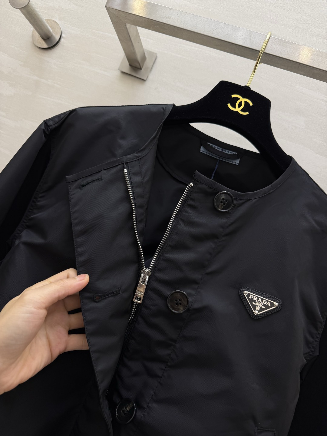 Prad♡²⁶黑色尼龙短款夹克外套 经典金属三角标 防水尼龙面料 抽绳下摆 束口袖 高腰显比例 拉链纽扣双门襟 双侧口袋