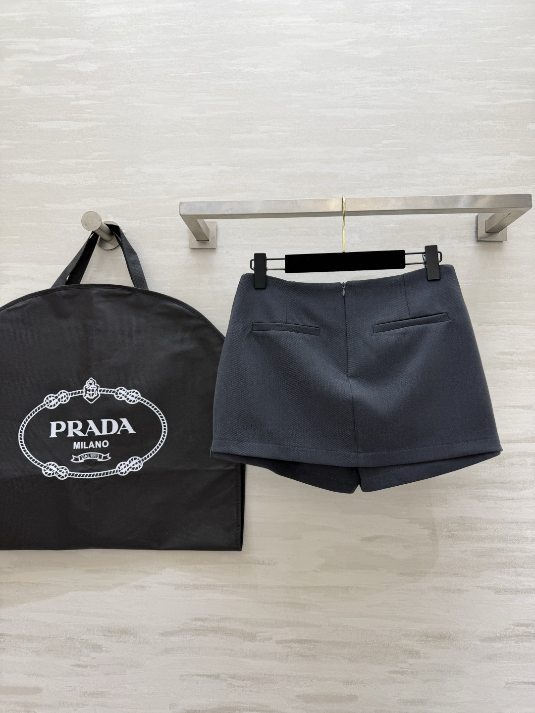 #Prad♡新款裤裙 俏皮时髦 内里防走光安全裤设计 立体剪裁版型 高品质定制 现货首发size：S/M/L/XL（M码