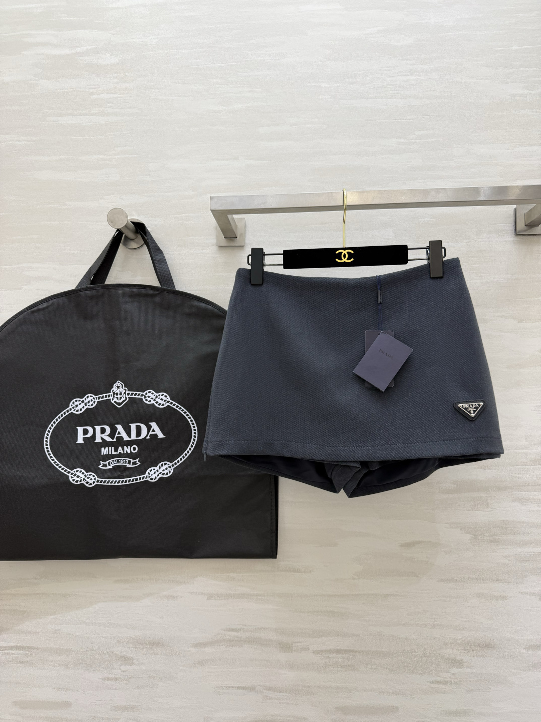 #Prad♡新款裤裙 俏皮时髦 内里防走光安全裤设计 立体剪裁版型 高品质定制 现货首发size：S/M/L/XL（M码
