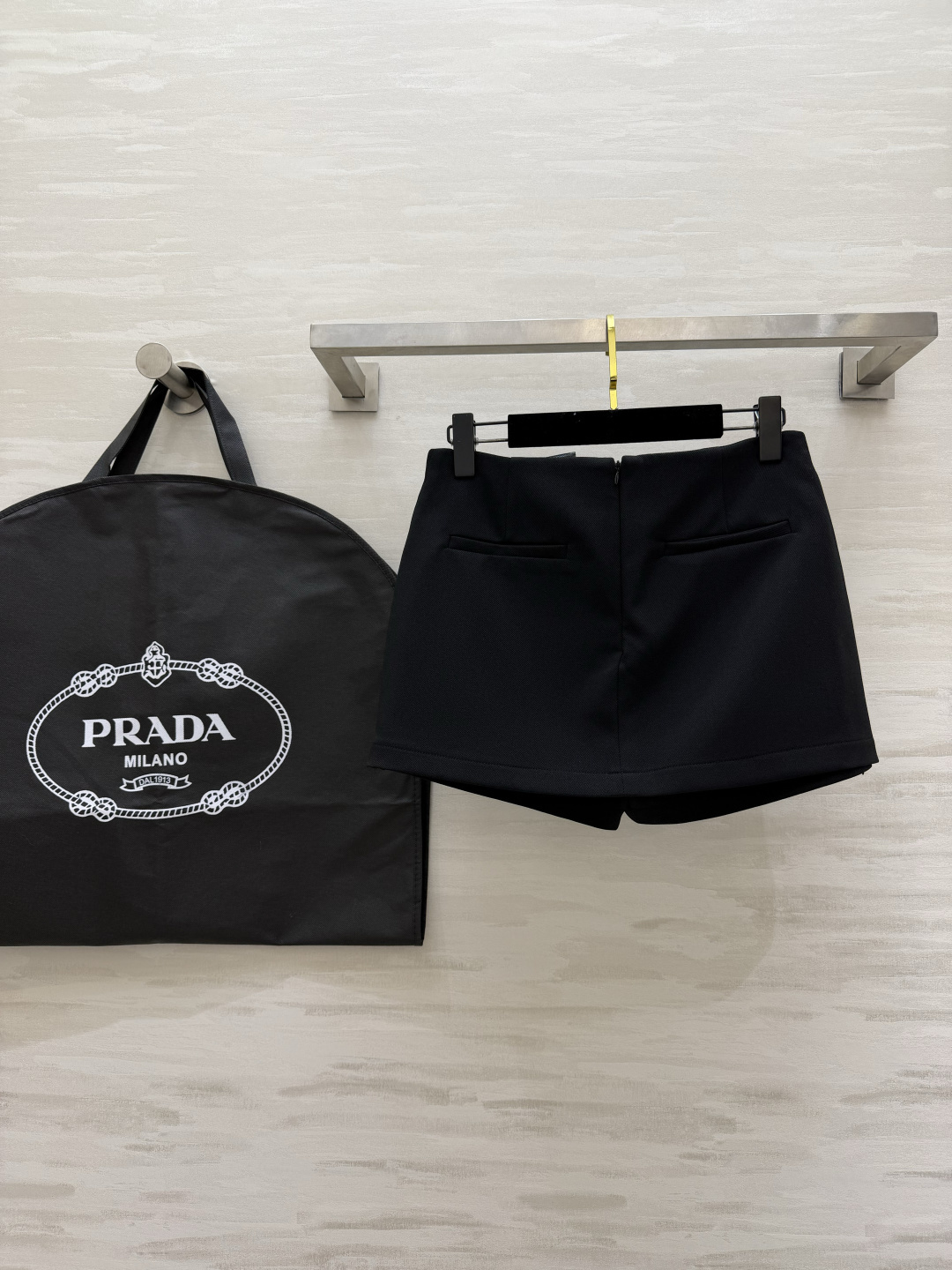 #Prad♡新款裤裙 俏皮时髦 内里防走光安全裤设计 立体剪裁版型 高品质定制 现货首发size：S/M/L/XL（M码