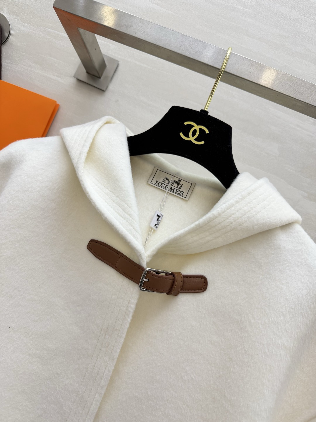 Hermès²⁶连帽短款羊毛大衣|黑白两色 极简连帽短款双面羊毛 利落短版型 上身优化身材比例 领口经典皮扣搭袢设计 复 Hermès²⁶连帽短款羊毛大衣|黑白两色 极简连帽短款双面羊毛 利落短版型 上身优化身材比例 领口经典皮扣搭袢设计 复