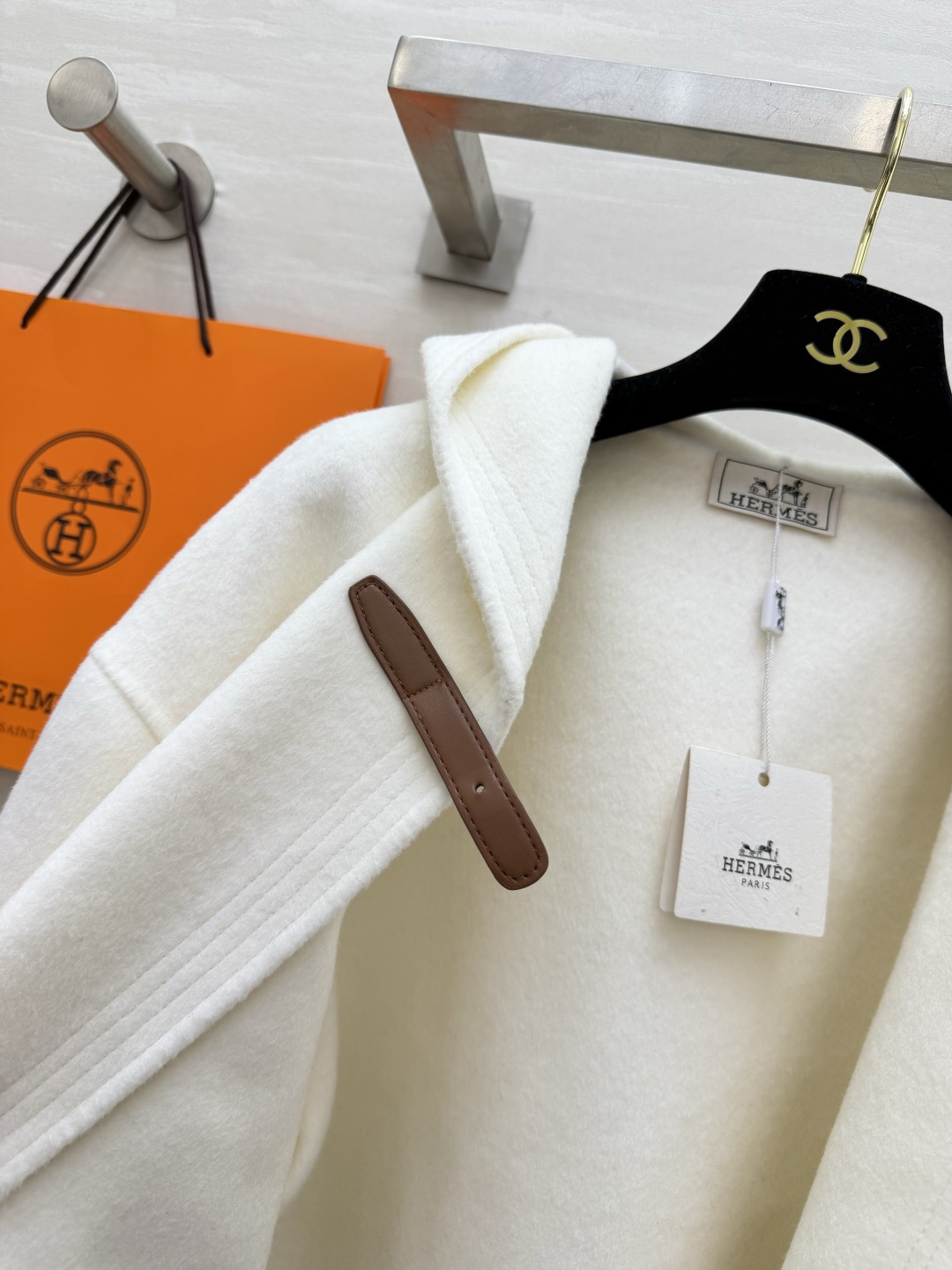 Hermès²⁶连帽短款羊毛大衣|黑白两色 极简连帽短款双面羊毛 利落短版型 上身优化身材比例 领口经典皮扣搭袢设计 复 Hermès²⁶连帽短款羊毛大衣|黑白两色 极简连帽短款双面羊毛 利落短版型 上身优化身材比例 领口经典皮扣搭袢设计 复