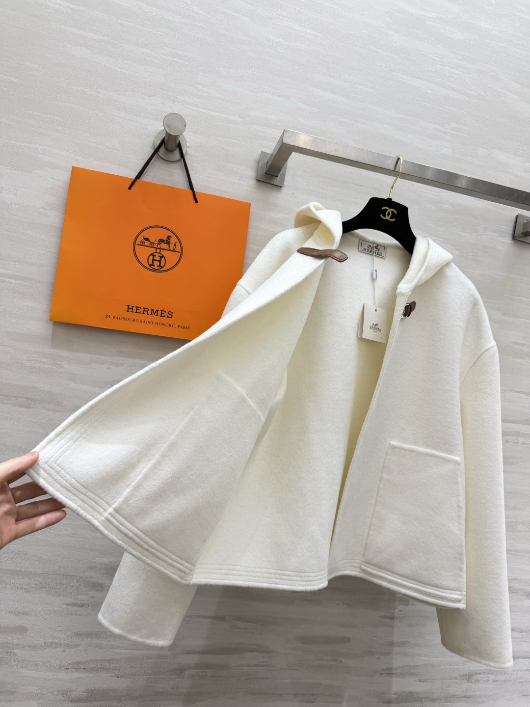 Hermès²⁶连帽短款羊毛大衣|黑白两色 极简连帽短款双面羊毛 利落短版型 上身优化身材比例 领口经典皮扣搭袢设计 复 Hermès²⁶连帽短款羊毛大衣|黑白两色 极简连帽短款双面羊毛 利落短版型 上身优化身材比例 领口经典皮扣搭袢设计 复