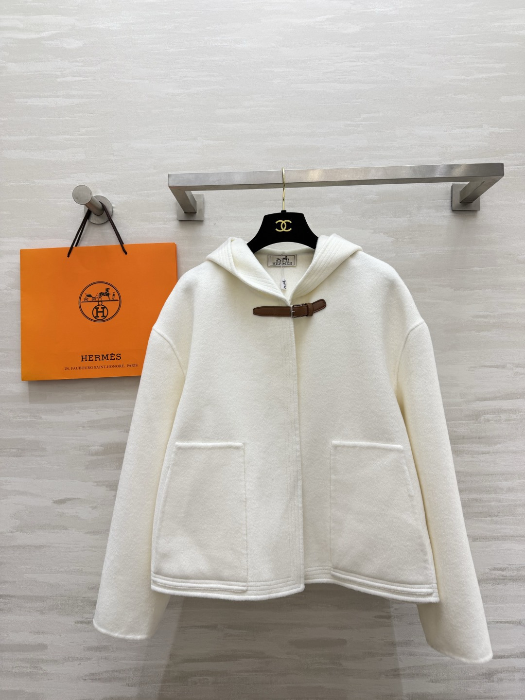 Hermès²⁶连帽短款羊毛大衣|黑白两色 极简连帽短款双面羊毛 利落短版型 上身优化身材比例 领口经典皮扣搭袢设计 复 Hermès²⁶连帽短款羊毛大衣|黑白两色 极简连帽短款双面羊毛 利落短版型 上身优化身材比例 领口经典皮扣搭袢设计 复