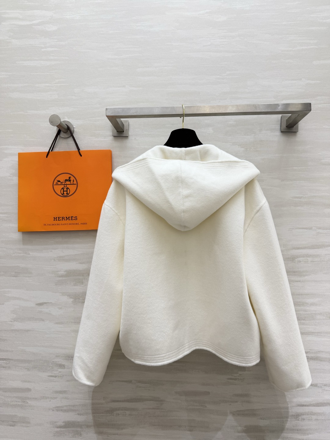 Hermès²⁶连帽短款羊毛大衣|黑白两色 极简连帽短款双面羊毛 利落短版型 上身优化身材比例 领口经典皮扣搭袢设计 复 Hermès²⁶连帽短款羊毛大衣|黑白两色 极简连帽短款双面羊毛 利落短版型 上身优化身材比例 领口经典皮扣搭袢设计 复