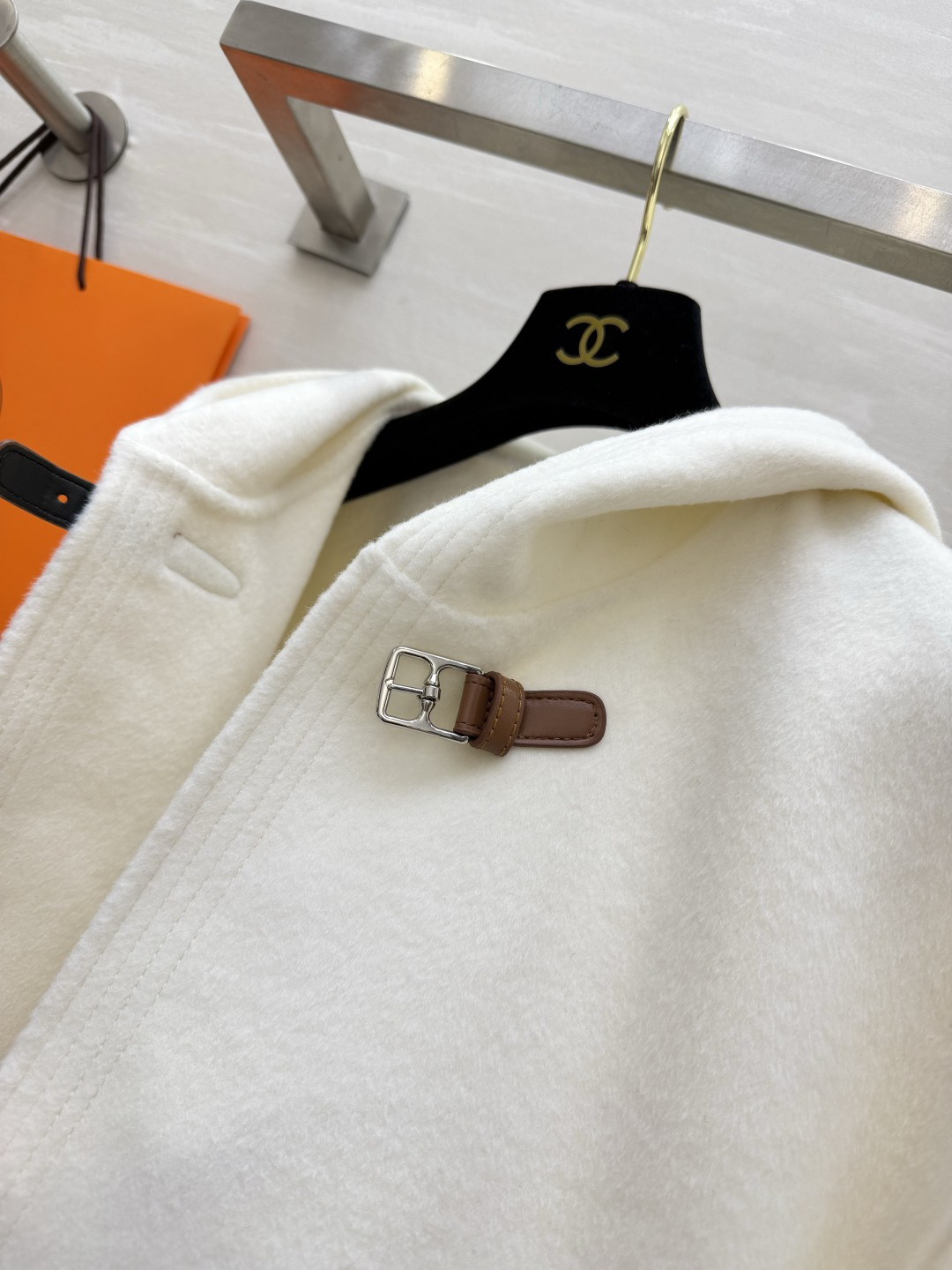 Hermès²⁶连帽短款羊毛大衣|黑白两色 极简连帽短款双面羊毛 利落短版型 上身优化身材比例 领口经典皮扣搭袢设计 复 Hermès²⁶连帽短款羊毛大衣|黑白两色 极简连帽短款双面羊毛 利落短版型 上身优化身材比例 领口经典皮扣搭袢设计 复