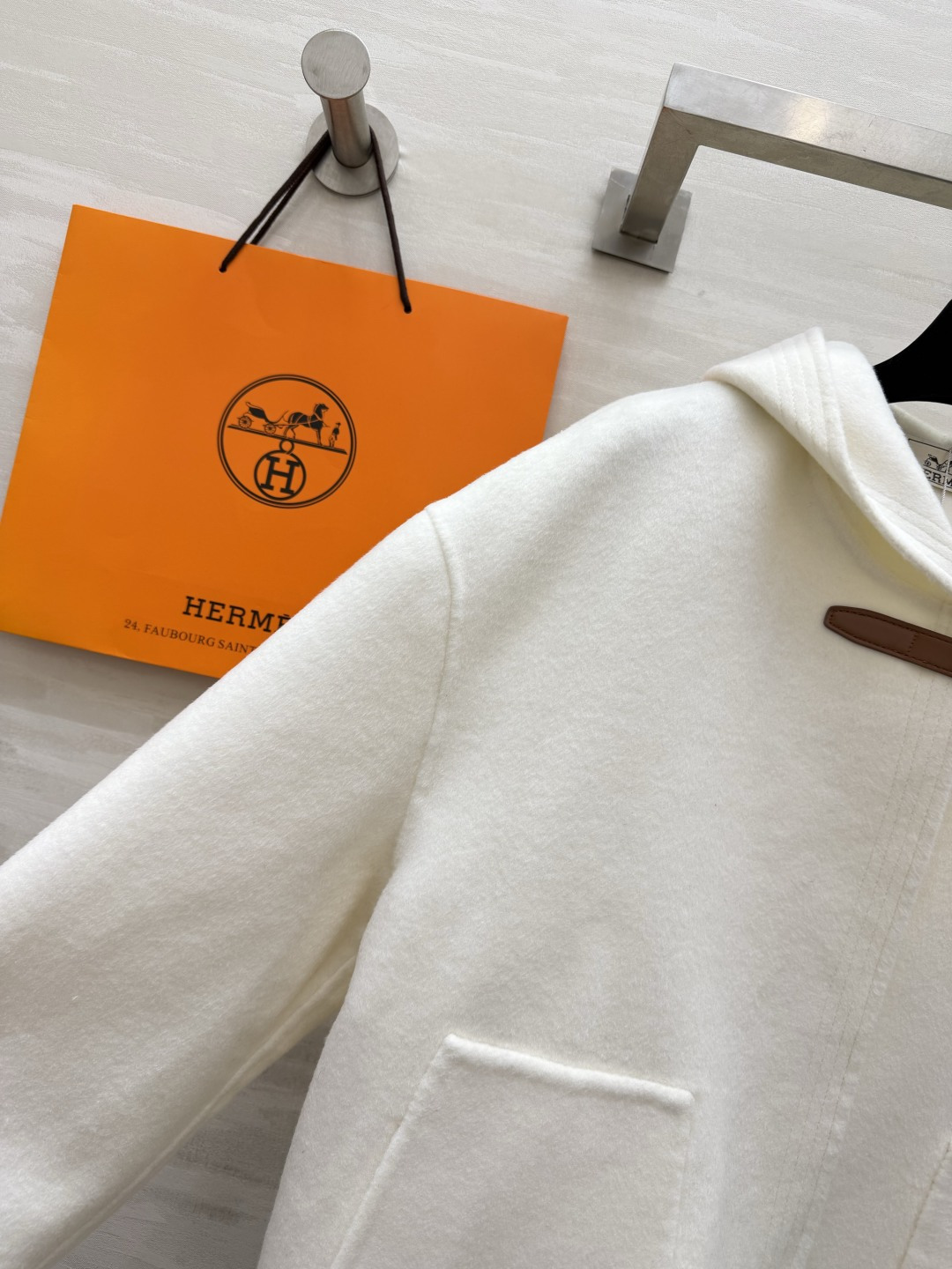 Hermès²⁶连帽短款羊毛大衣|黑白两色 极简连帽短款双面羊毛 利落短版型 上身优化身材比例 领口经典皮扣搭袢设计 复 Hermès²⁶连帽短款羊毛大衣|黑白两色 极简连帽短款双面羊毛 利落短版型 上身优化身材比例 领口经典皮扣搭袢设计 复