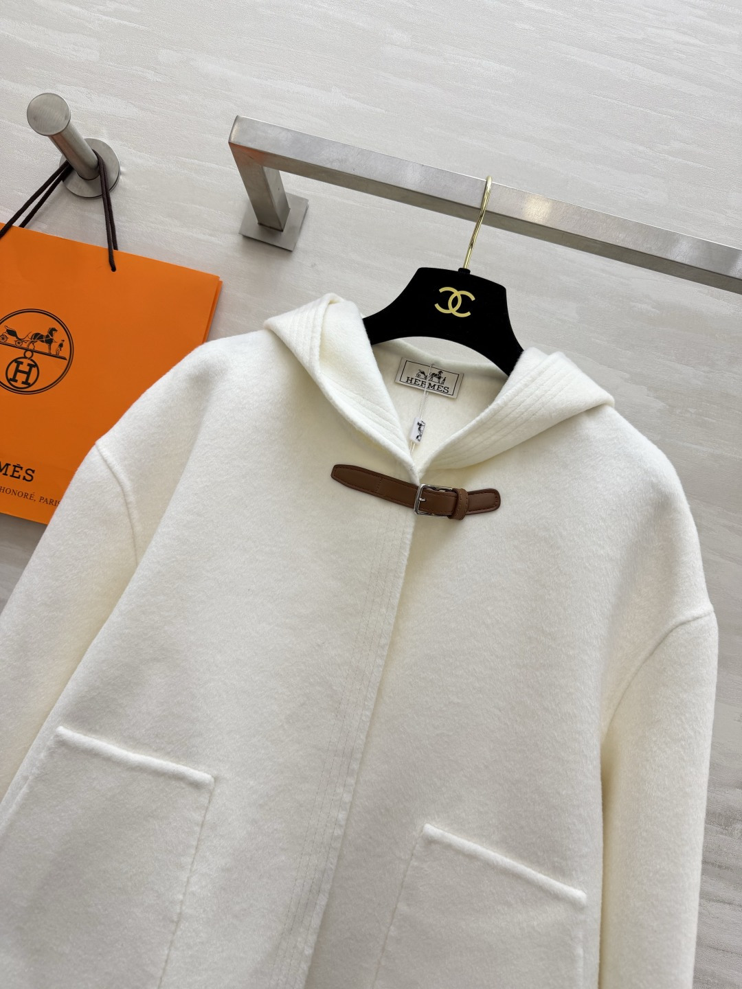 Hermès²⁶连帽短款羊毛大衣|黑白两色 极简连帽短款双面羊毛 利落短版型 上身优化身材比例 领口经典皮扣搭袢设计 复 Hermès²⁶连帽短款羊毛大衣|黑白两色 极简连帽短款双面羊毛 利落短版型 上身优化身材比例 领口经典皮扣搭袢设计 复