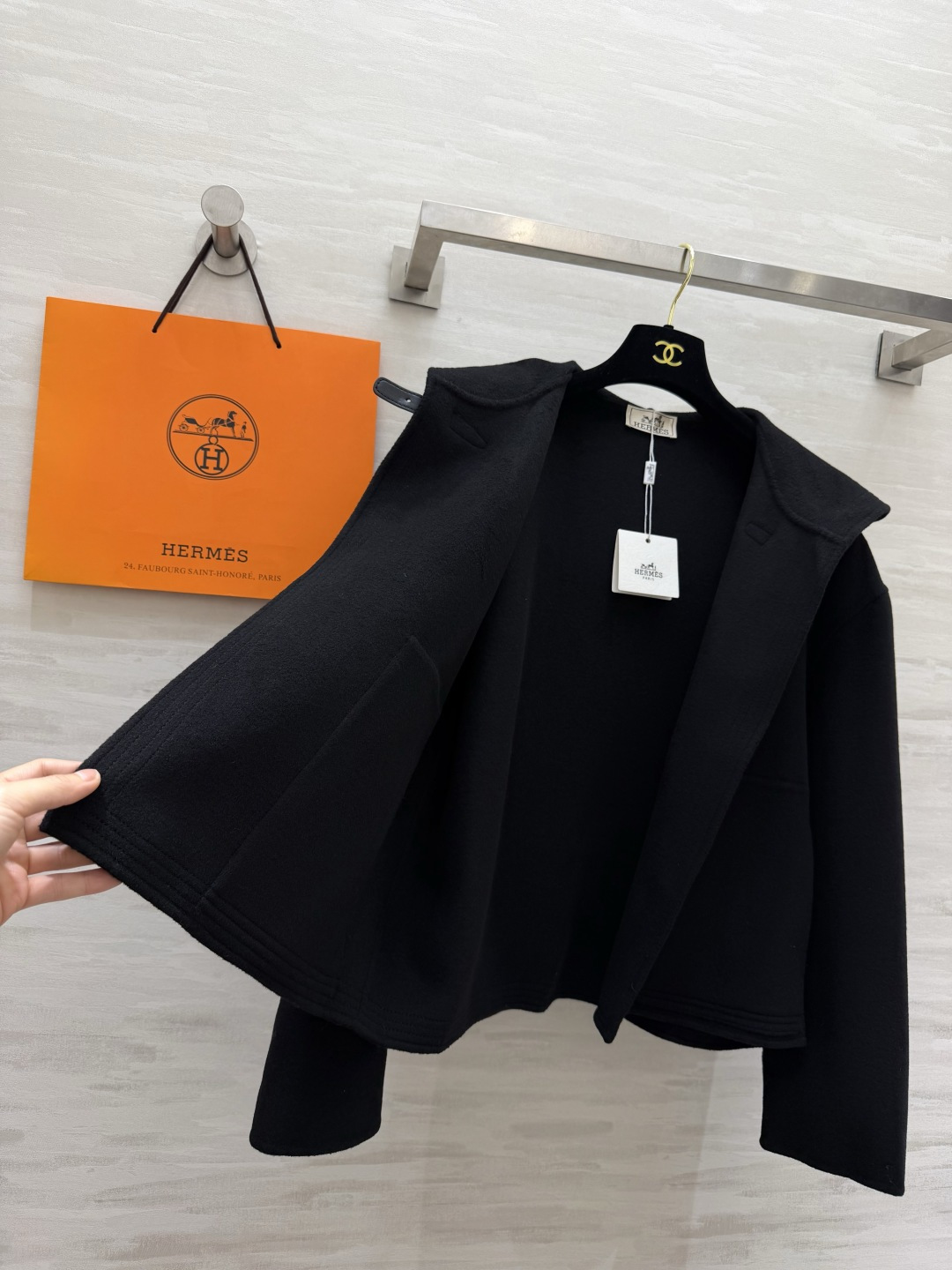 Hermès²⁶连帽短款羊毛大衣|黑白两色 极简连帽短款双面羊毛 利落短版型 上身优化身材比例 领口经典皮扣搭袢设计 复 Hermès²⁶连帽短款羊毛大衣|黑白两色 极简连帽短款双面羊毛 利落短版型 上身优化身材比例 领口经典皮扣搭袢设计 复