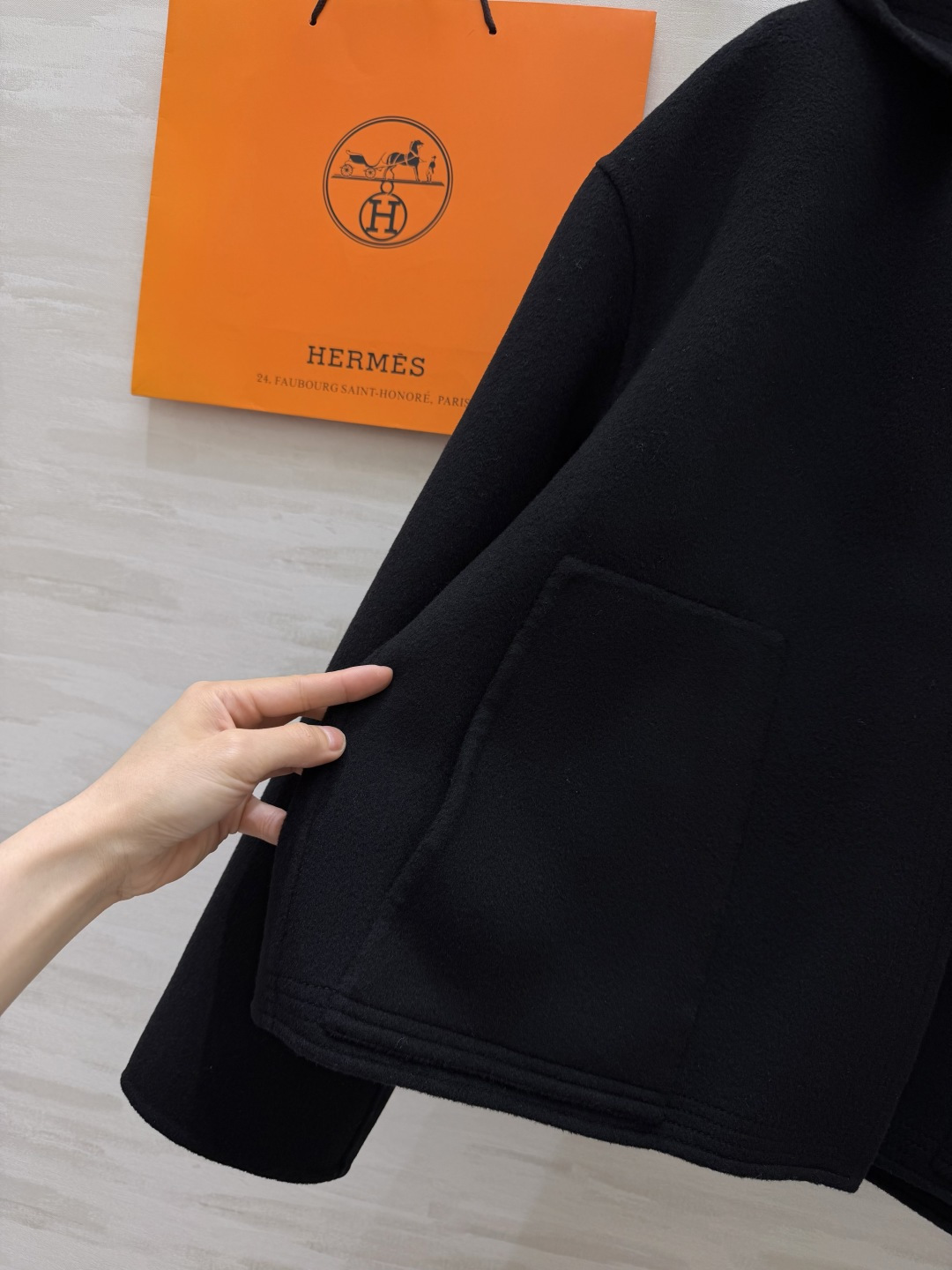 Hermès²⁶连帽短款羊毛大衣|黑白两色 极简连帽短款双面羊毛 利落短版型 上身优化身材比例 领口经典皮扣搭袢设计 复 Hermès²⁶连帽短款羊毛大衣|黑白两色 极简连帽短款双面羊毛 利落短版型 上身优化身材比例 领口经典皮扣搭袢设计 复