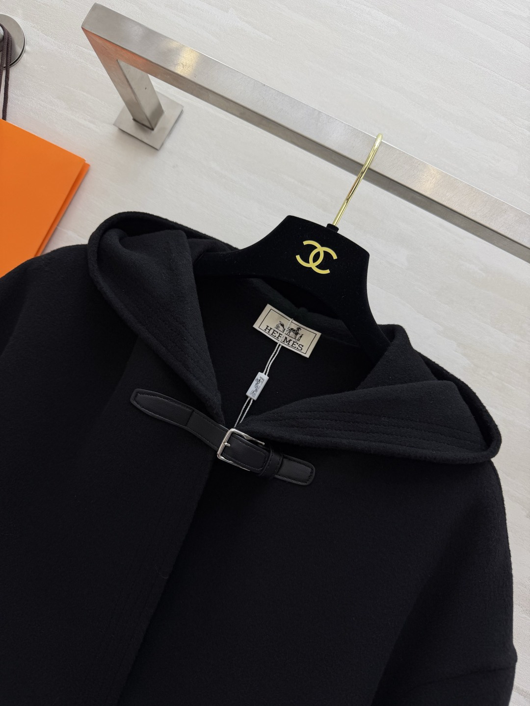 Hermès²⁶连帽短款羊毛大衣|黑白两色 极简连帽短款双面羊毛 利落短版型 上身优化身材比例 领口经典皮扣搭袢设计 复 Hermès²⁶连帽短款羊毛大衣|黑白两色 极简连帽短款双面羊毛 利落短版型 上身优化身材比例 领口经典皮扣搭袢设计 复