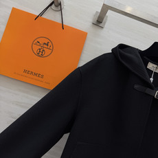 Hermès²⁶连帽短款羊毛大衣|黑白两色 极简连帽短款双面羊毛 利落短版型 上身优化身材比例 领口经典皮扣搭袢设计 复 Hermès²⁶连帽短款羊毛大衣|黑白两色 极简连帽短款双面羊毛 利落短版型 上身优化身材比例 领口经典皮扣搭袢设计 复