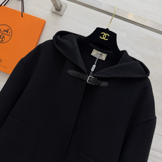 Hermès²⁶连帽短款羊毛大衣|黑白两色 极简连帽短款双面羊毛 利落短版型 上身优化身材比例 领口经典皮扣搭袢设计 复 Hermès²⁶连帽短款羊毛大衣|黑白两色 极简连帽短款双面羊毛 利落短版型 上身优化身材比例 领口经典皮扣搭袢设计 复