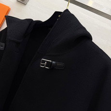 Hermès²⁶连帽短款羊毛大衣|黑白两色 极简连帽短款双面羊毛 利落短版型 上身优化身材比例 领口经典皮扣搭袢设计 复 Hermès²⁶连帽短款羊毛大衣|黑白两色 极简连帽短款双面羊毛 利落短版型 上身优化身材比例 领口经典皮扣搭袢设计 复