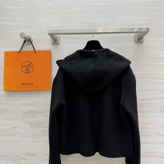Hermès²⁶连帽短款羊毛大衣|黑白两色 极简连帽短款双面羊毛 利落短版型 上身优化身材比例 领口经典皮扣搭袢设计 复 Hermès²⁶连帽短款羊毛大衣|黑白两色 极简连帽短款双面羊毛 利落短版型 上身优化身材比例 领口经典皮扣搭袢设计 复
