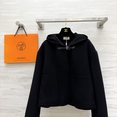 Hermès²⁶连帽短款羊毛大衣|黑白两色 极简连帽短款双面羊毛 利落短版型 上身优化身材比例 领口经典皮扣搭袢设计 复 Hermès²⁶连帽短款羊毛大衣|黑白两色 极简连帽短款双面羊毛 利落短版型 上身优化身材比例 领口经典皮扣搭袢设计 复