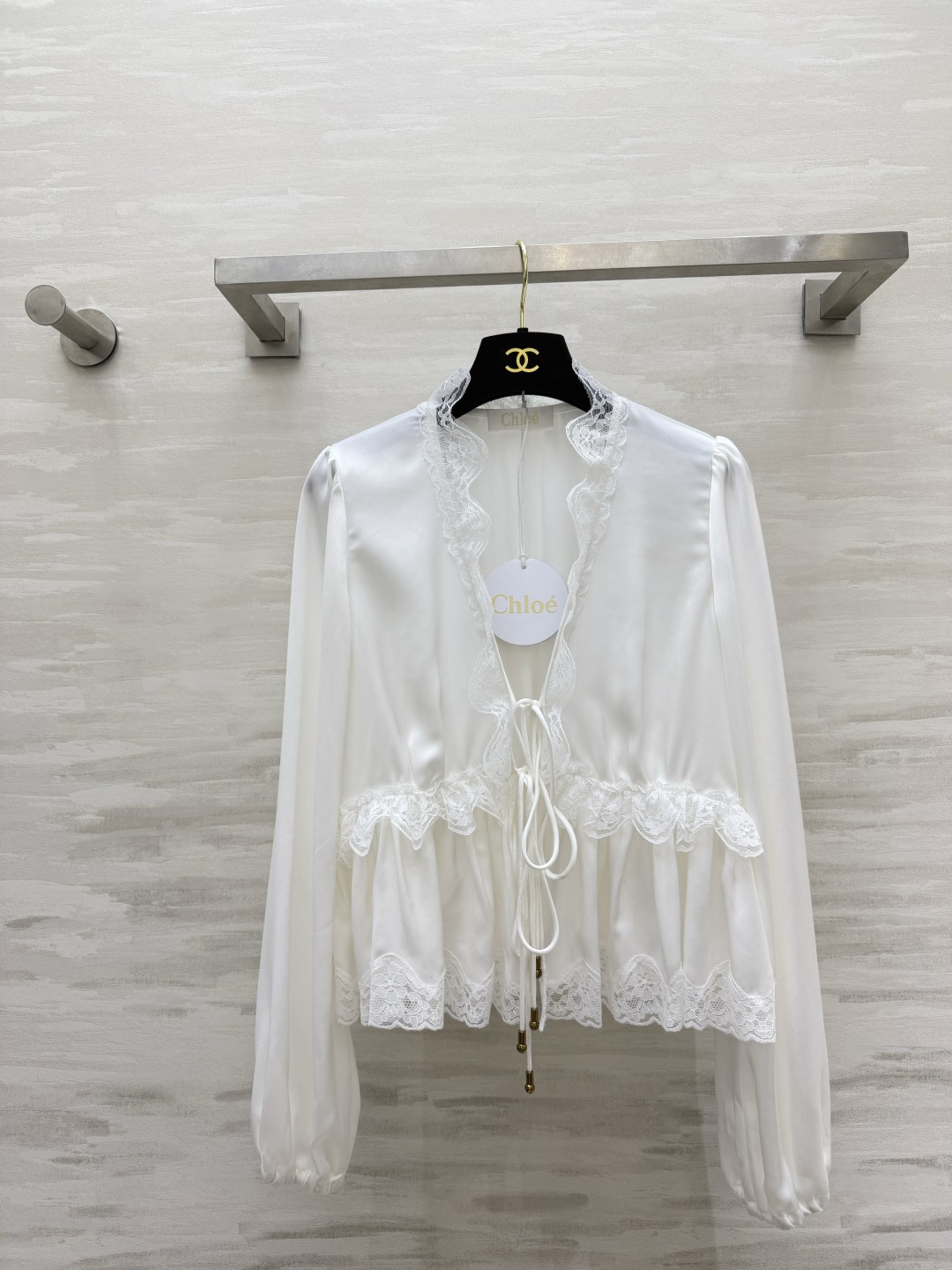 #Chloé²⁶蕾丝花边醋酸上衣 定制三醋酸缎面质感 温柔优雅✨ 深V系带设计 小性感又带着甜妹感 不挑身材的显瘦版型 