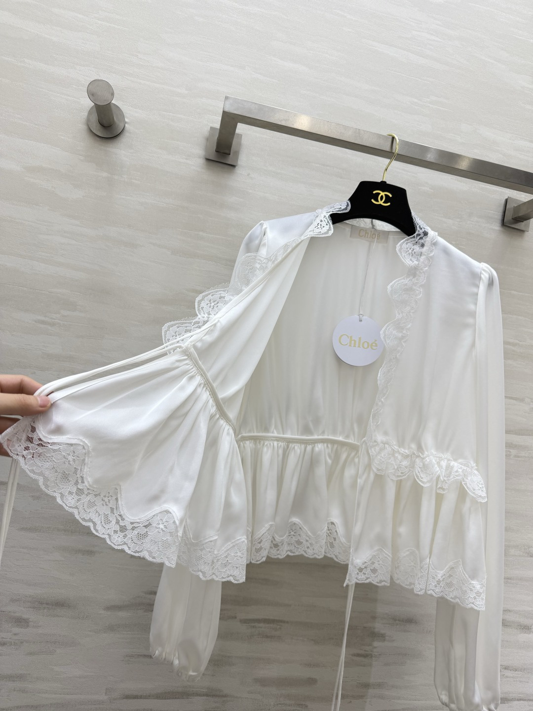 #Chloé²⁶蕾丝花边醋酸上衣 定制三醋酸缎面质感 温柔优雅✨ 深V系带设计 小性感又带着甜妹感 不挑身材的显瘦版型 