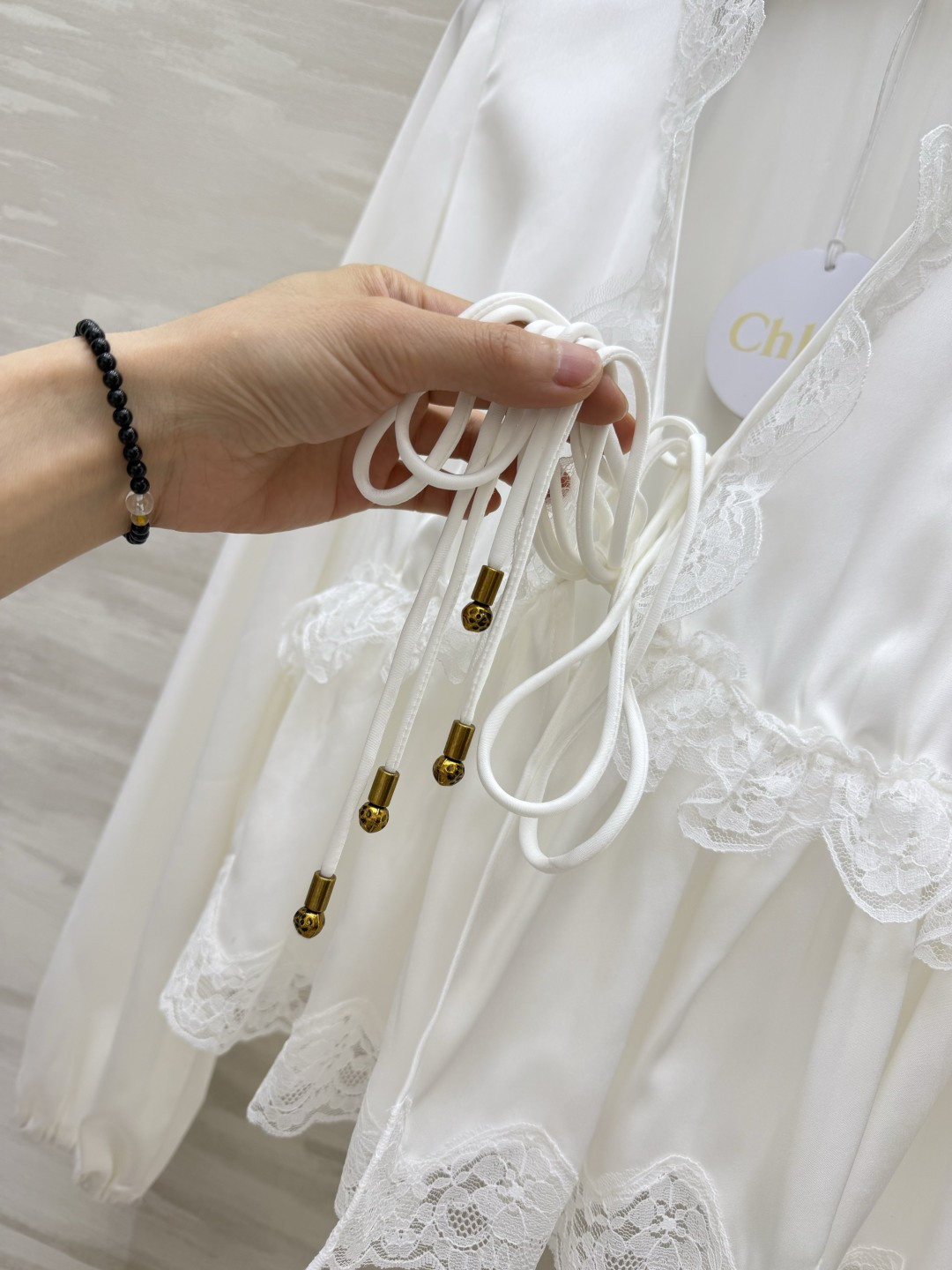 #Chloé²⁶蕾丝花边醋酸上衣 定制三醋酸缎面质感 温柔优雅✨ 深V系带设计 小性感又带着甜妹感 不挑身材的显瘦版型 