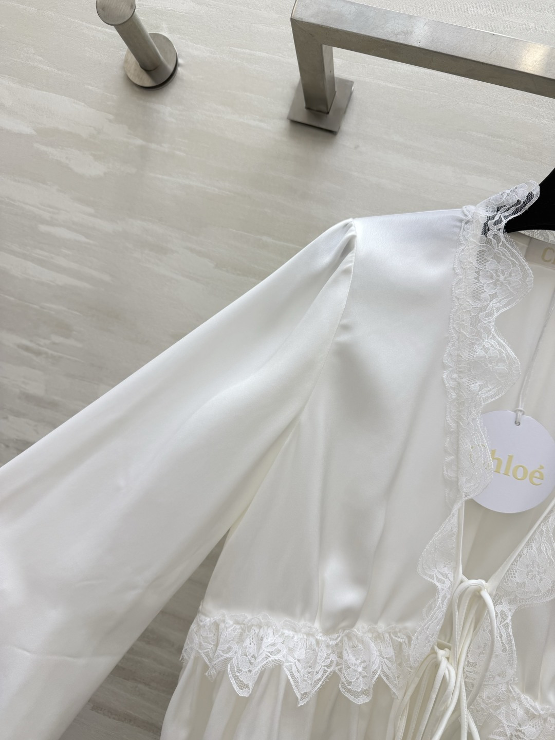 #Chloé²⁶蕾丝花边醋酸上衣 定制三醋酸缎面质感 温柔优雅✨ 深V系带设计 小性感又带着甜妹感 不挑身材的显瘦版型 