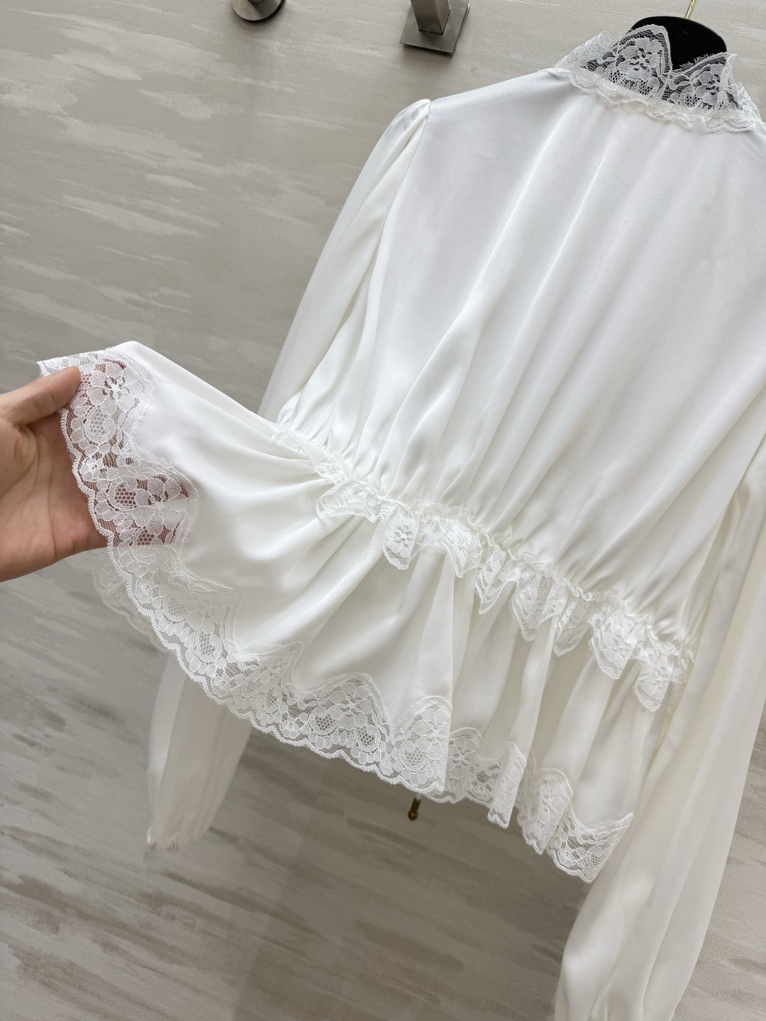 #Chloé²⁶蕾丝花边醋酸上衣 定制三醋酸缎面质感 温柔优雅✨ 深V系带设计 小性感又带着甜妹感 不挑身材的显瘦版型 