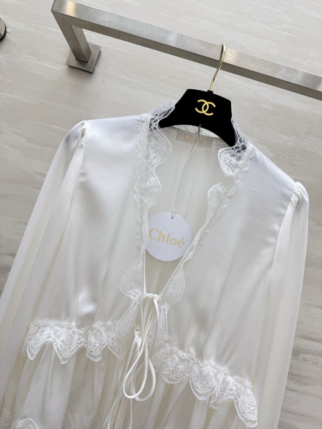 #Chloé²⁶蕾丝花边醋酸上衣 定制三醋酸缎面质感 温柔优雅✨ 深V系带设计 小性感又带着甜妹感 不挑身材的显瘦版型 