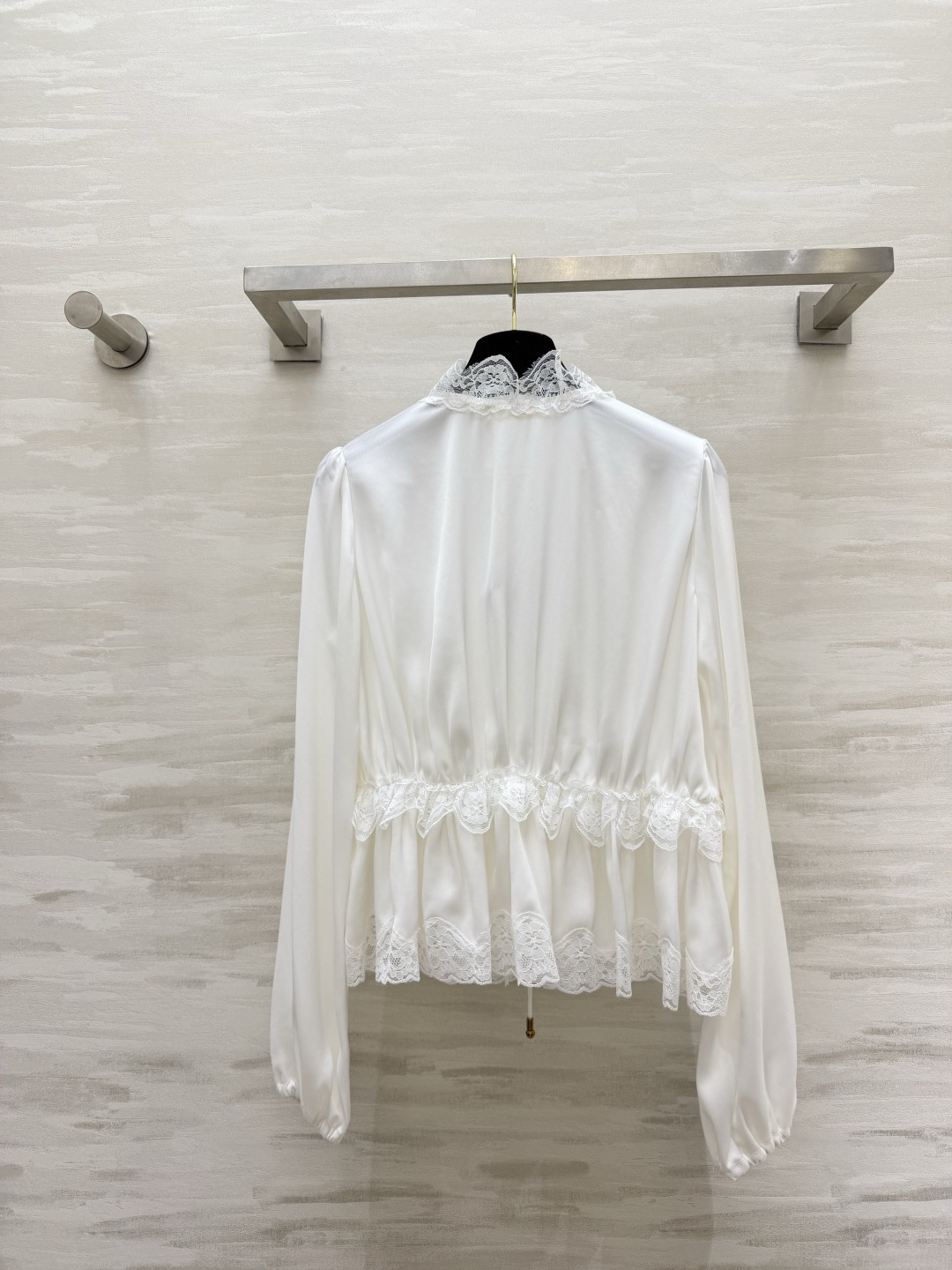 #Chloé²⁶蕾丝花边醋酸上衣 定制三醋酸缎面质感 温柔优雅✨ 深V系带设计 小性感又带着甜妹感 不挑身材的显瘦版型 