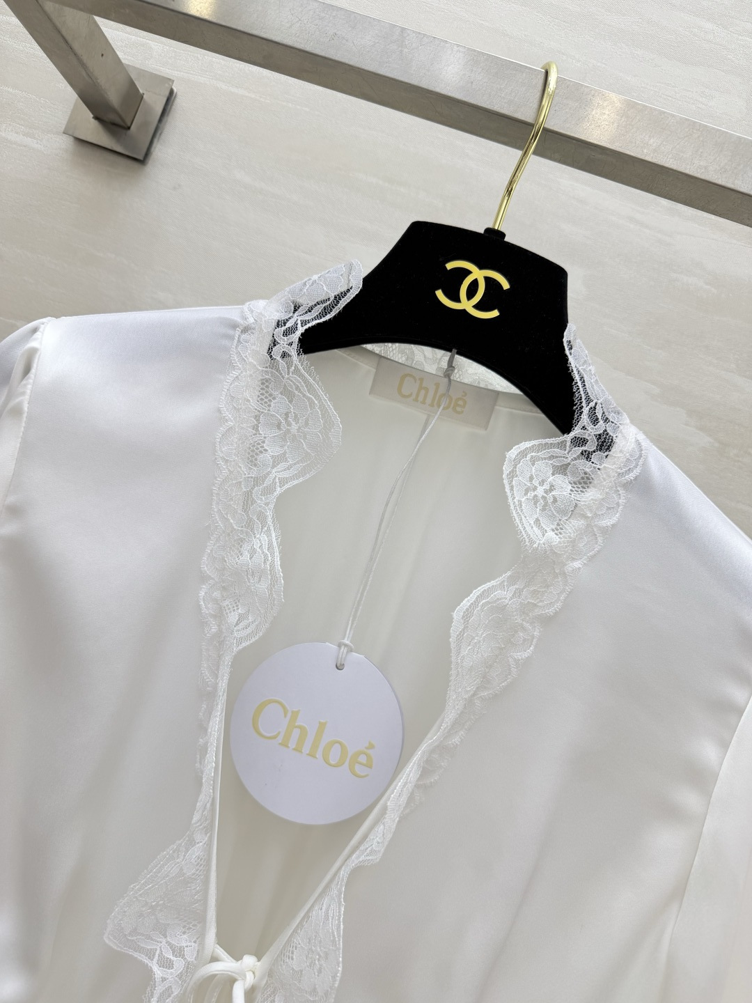 #Chloé²⁶蕾丝花边醋酸上衣 定制三醋酸缎面质感 温柔优雅✨ 深V系带设计 小性感又带着甜妹感 不挑身材的显瘦版型 