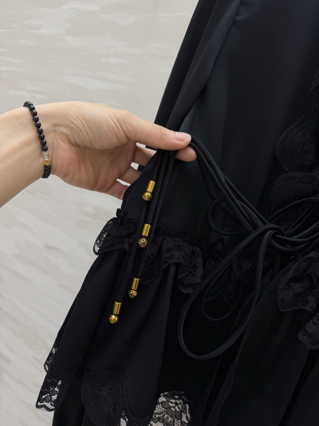#Chloé²⁶蕾丝花边醋酸上衣 定制三醋酸缎面质感 温柔优雅✨ 深V系带设计 小性感又带着甜妹感 不挑身材的显瘦版型 