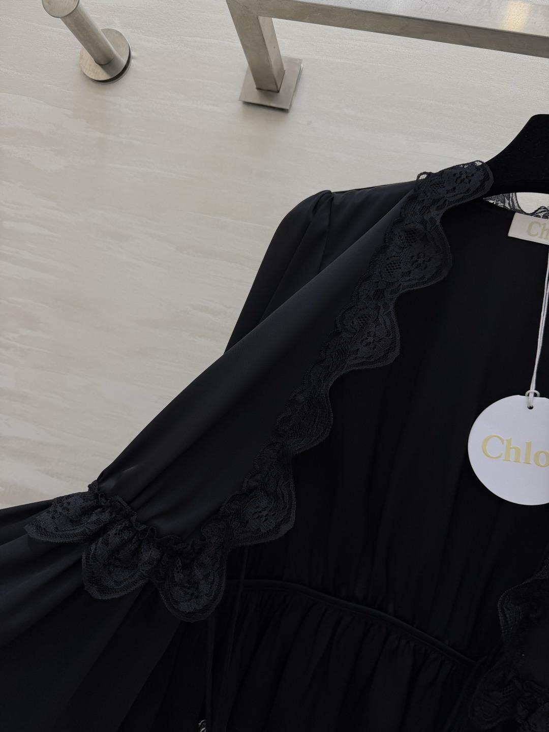 #Chloé²⁶蕾丝花边醋酸上衣 定制三醋酸缎面质感 温柔优雅✨ 深V系带设计 小性感又带着甜妹感 不挑身材的显瘦版型 