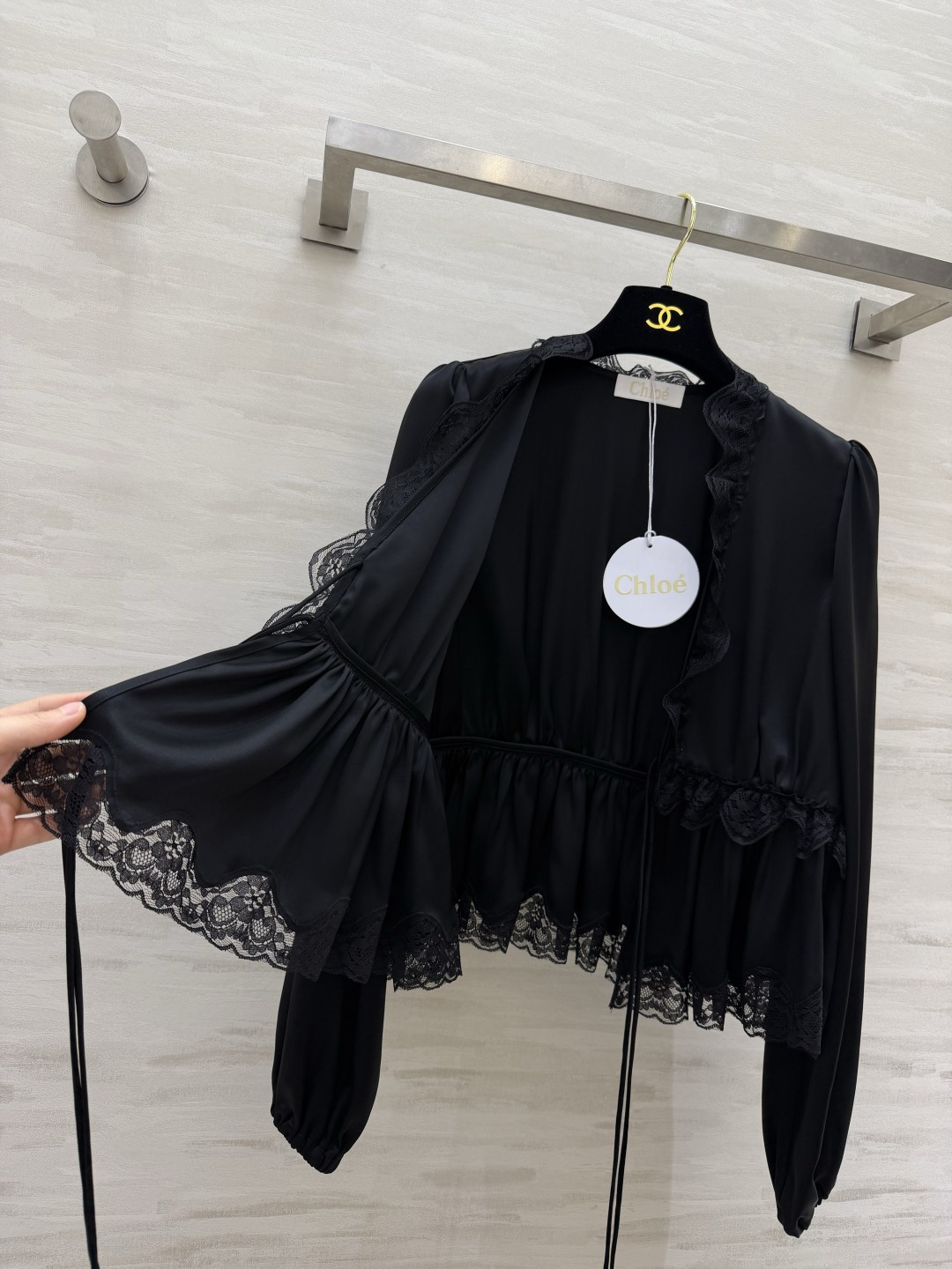 #Chloé²⁶蕾丝花边醋酸上衣 定制三醋酸缎面质感 温柔优雅✨ 深V系带设计 小性感又带着甜妹感 不挑身材的显瘦版型 