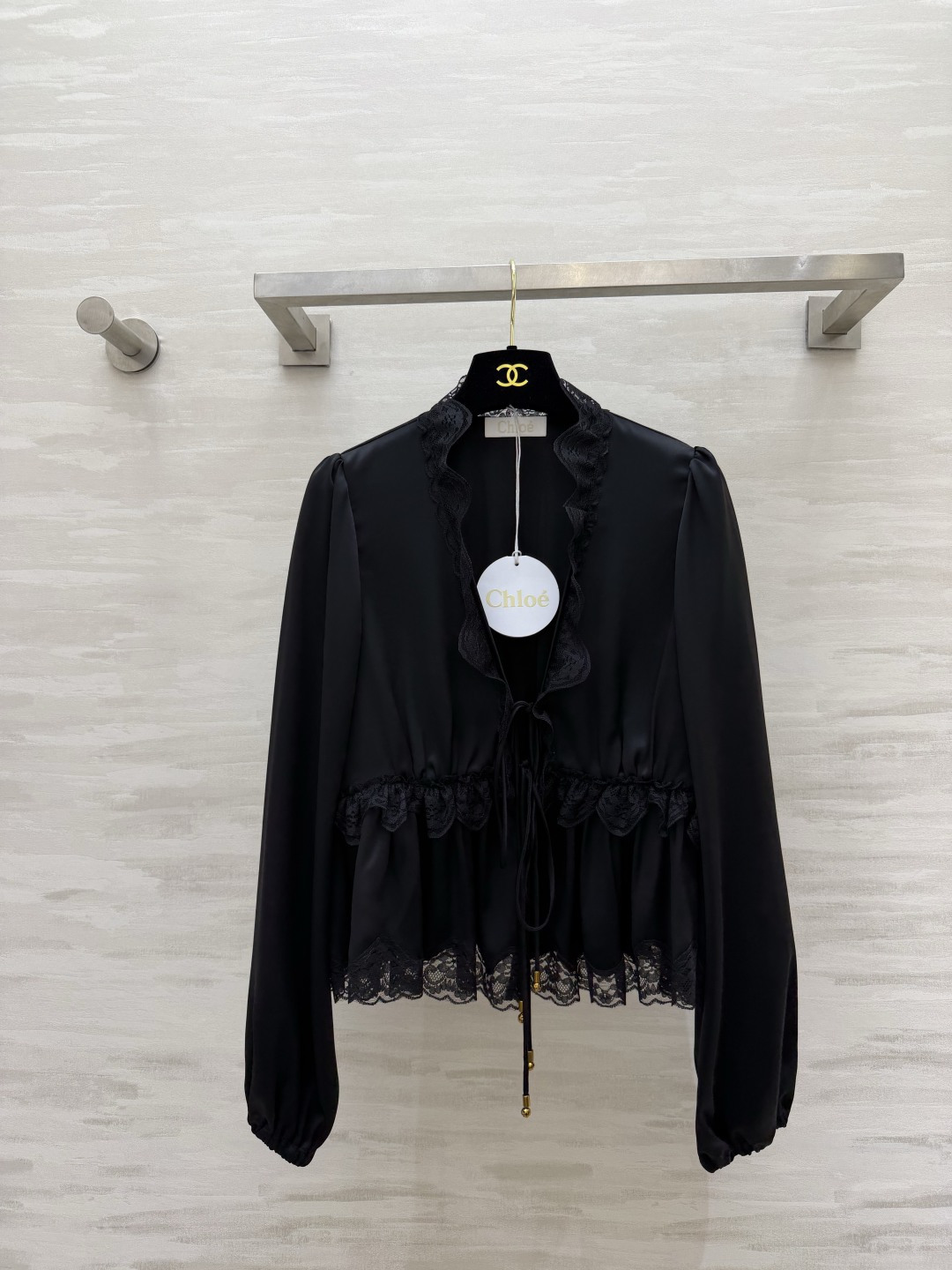 #Chloé²⁶蕾丝花边醋酸上衣 定制三醋酸缎面质感 温柔优雅✨ 深V系带设计 小性感又带着甜妹感 不挑身材的显瘦版型 