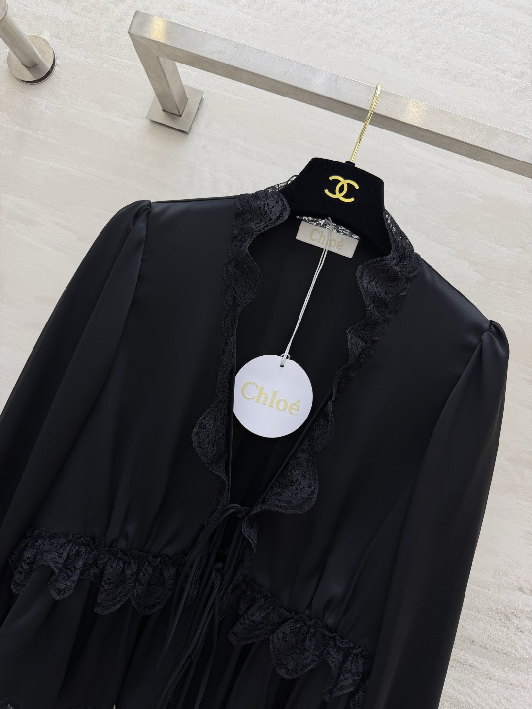 #Chloé²⁶蕾丝花边醋酸上衣 定制三醋酸缎面质感 温柔优雅✨ 深V系带设计 小性感又带着甜妹感 不挑身材的显瘦版型 