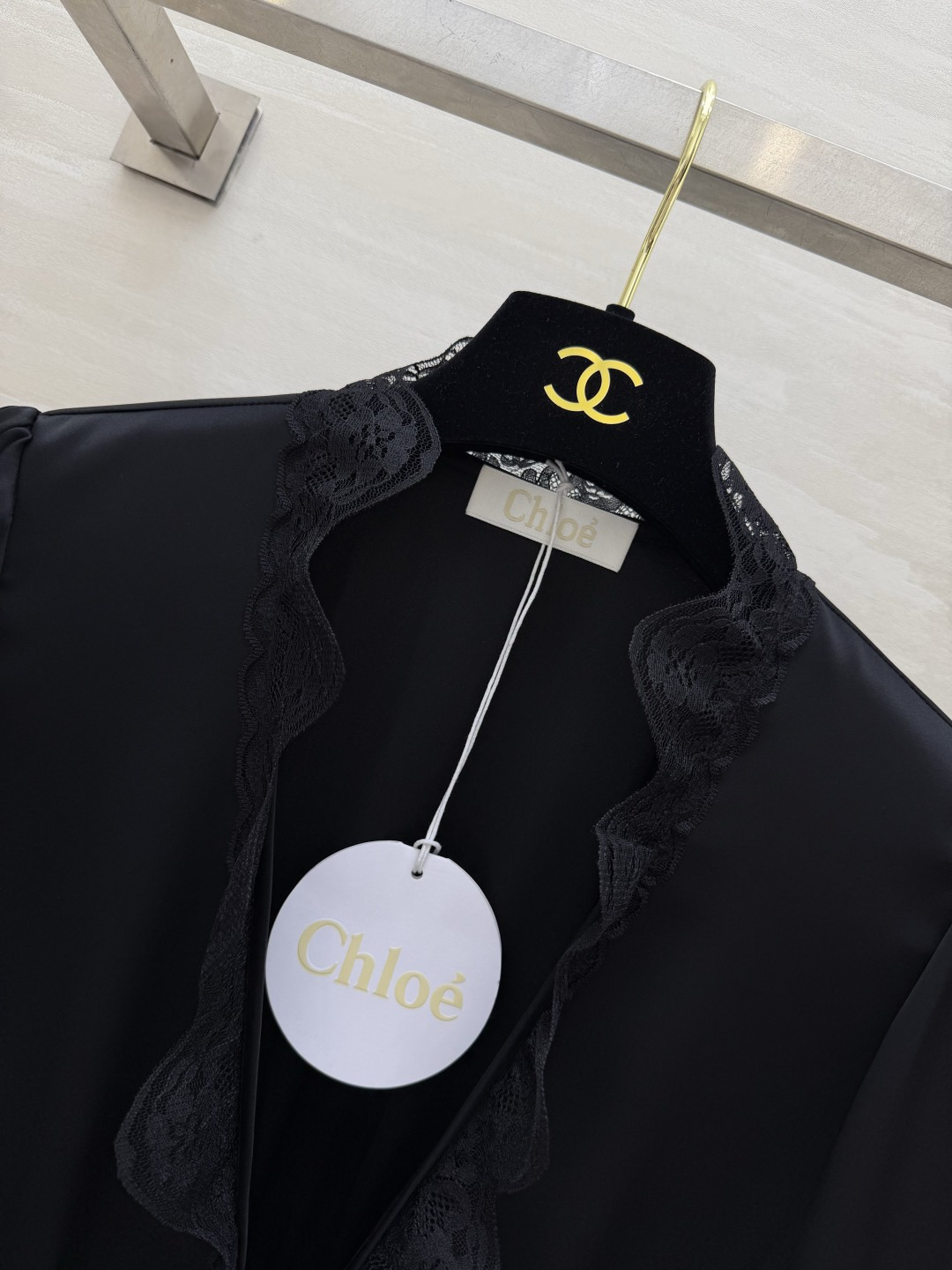 #Chloé²⁶蕾丝花边醋酸上衣 定制三醋酸缎面质感 温柔优雅✨ 深V系带设计 小性感又带着甜妹感 不挑身材的显瘦版型 