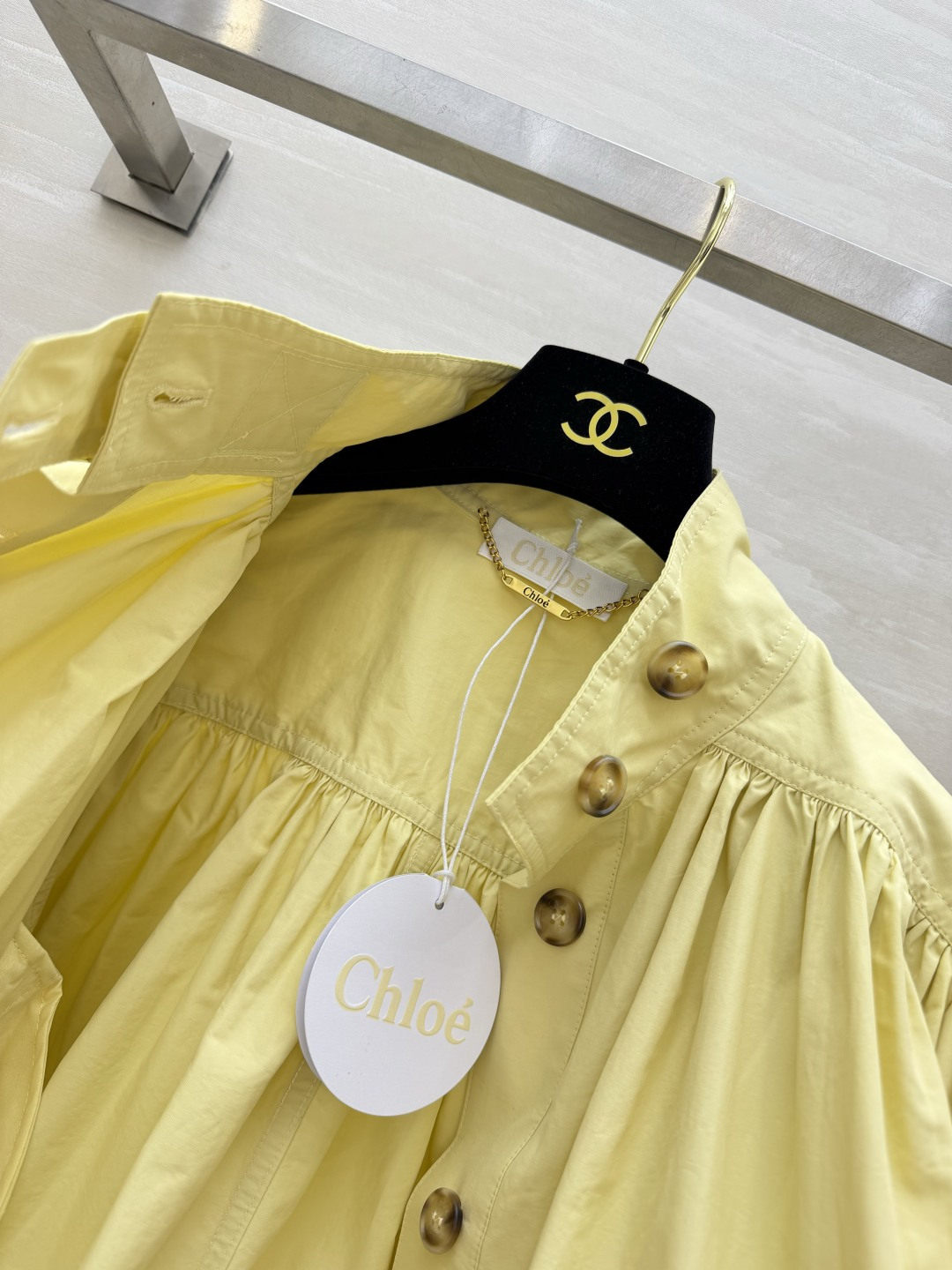 Chlo♡²⁶奶黄短款小外套✨温柔又亮眼的浅鹅黄色 自带氛围感 立领设计 肩部做了捏褶泡泡袖 复古做旧金属扣 质感高级 Chlo♡²⁶奶黄短款小外套✨温柔又亮眼的浅鹅黄色 自带氛围感 立领设计 肩部做了捏褶泡泡袖 复古做旧金属扣 质感高级